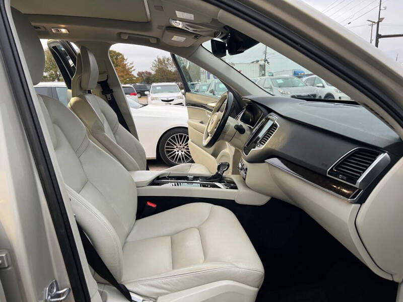 2016 Volvo XC90 T6 Momentum