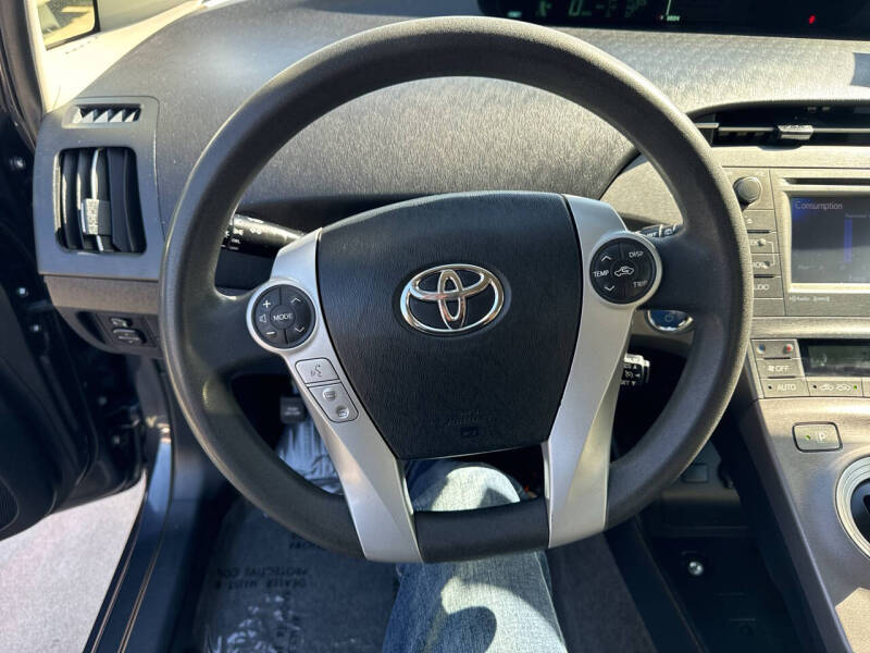 2015 Toyota Prius Four photo 14