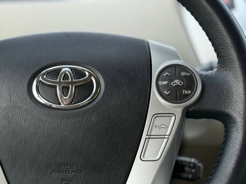 2014 Toyota Prius v Five