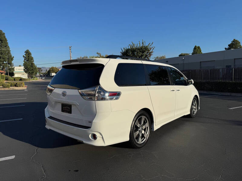 2017 Toyota Sienna SE Premium 8-Passenger