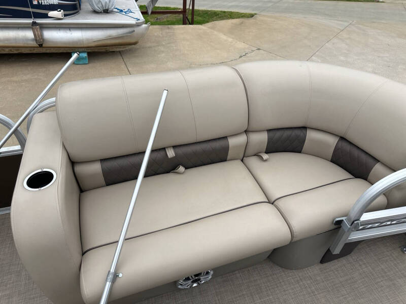 2023 Tracker Sport Fish 22 DLX