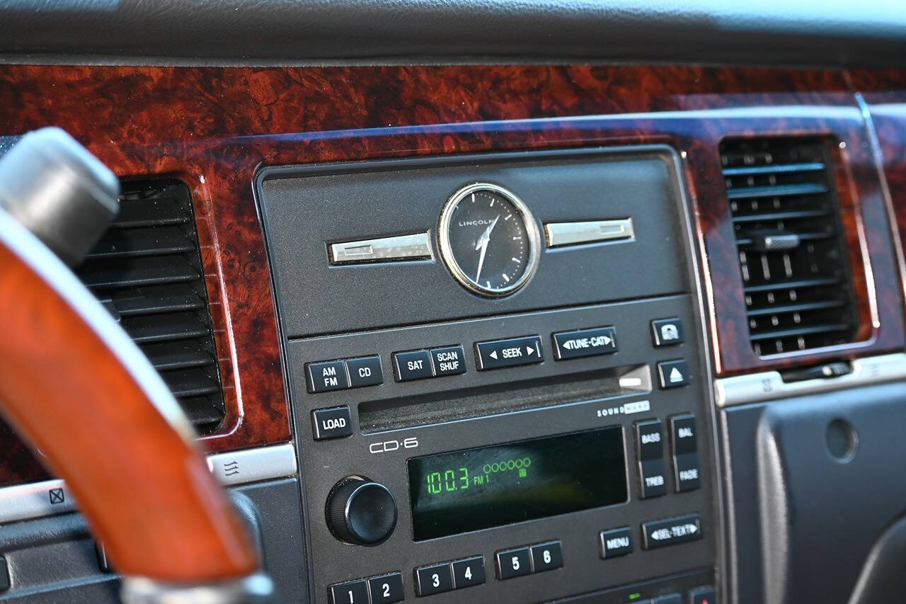 2011 Lincoln Town Car 11