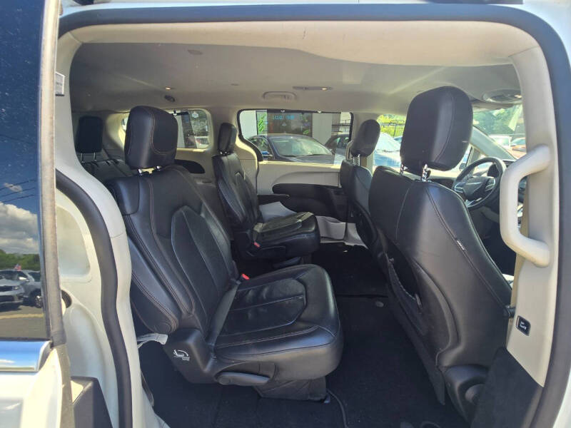 2017 Chrysler Pacifica Touring-L