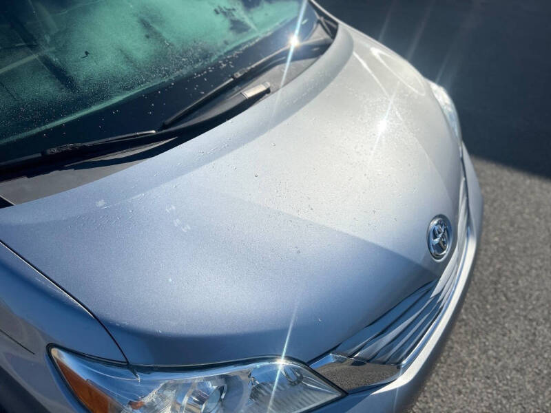 2017 Toyota Sienna LE 8-Passenger