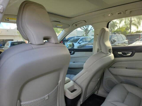 2024 Volvo XC60 B5 Core Dark Theme