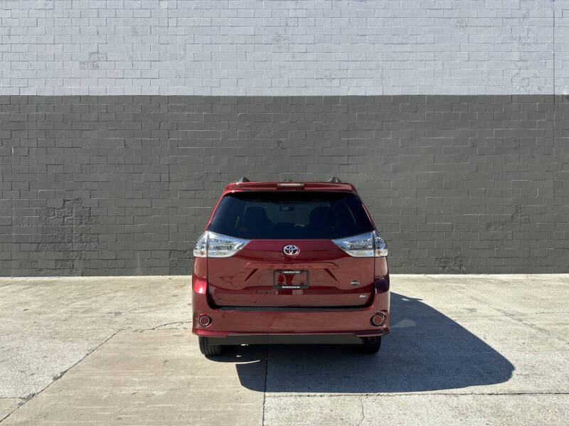 2013 Toyota Sienna SE 8-Passenger