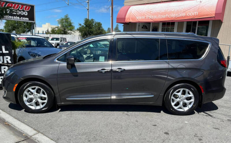 2017 Chrysler Pacifica Touring-L Plus