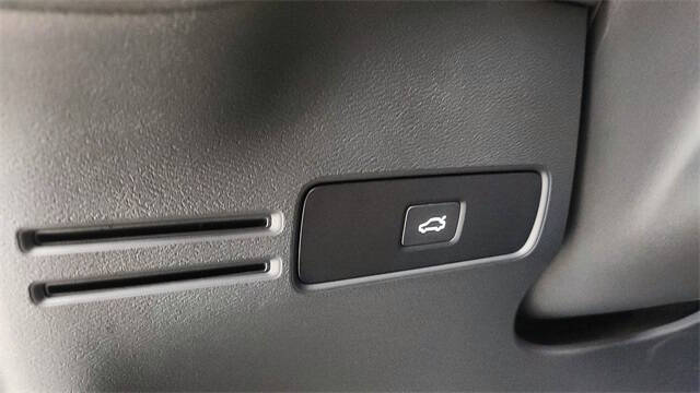 2024 Volvo XC40 B5 Plus Dark Theme