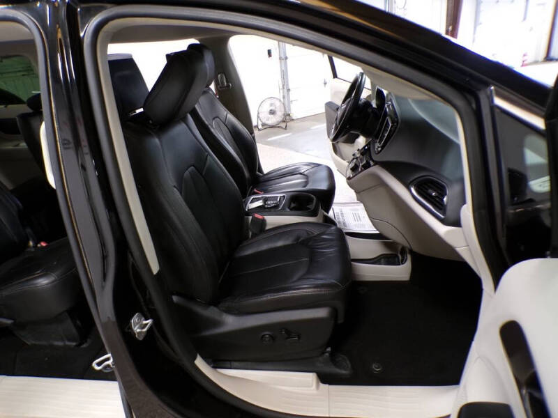 2017 Chrysler Pacifica Touring-L Plus