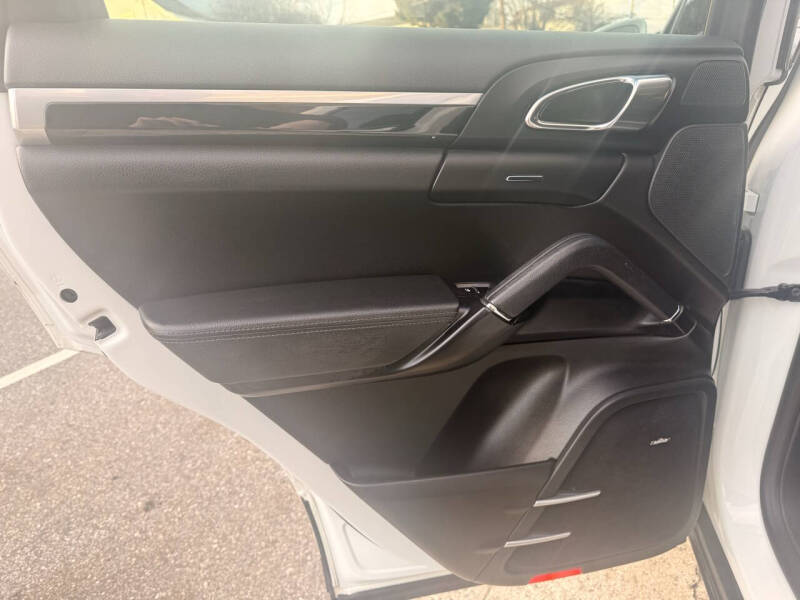 2017 Porsche Cayenne Platinum Edition