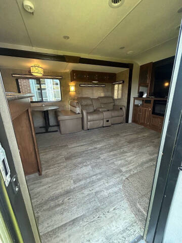 2017 Coachmen RV Freedom Express Liberty Editio