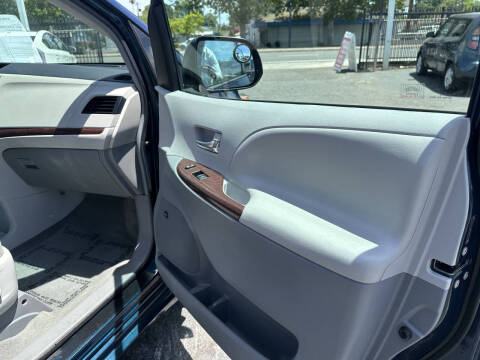2012 Toyota Sienna XLE 8-Passenger