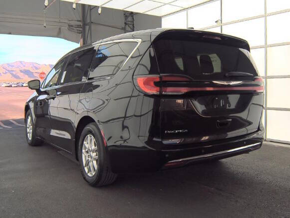 2024 Chrysler Pacifica Touring L photo 4