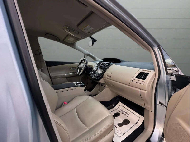 2013 Toyota Prius v Five