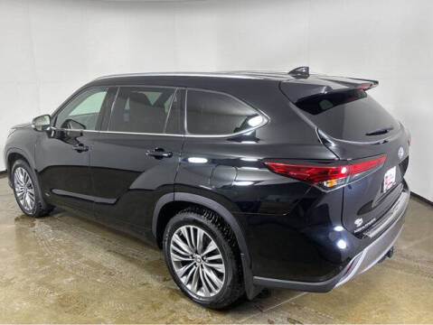 2022 Toyota Highlander Hybrid Platinum