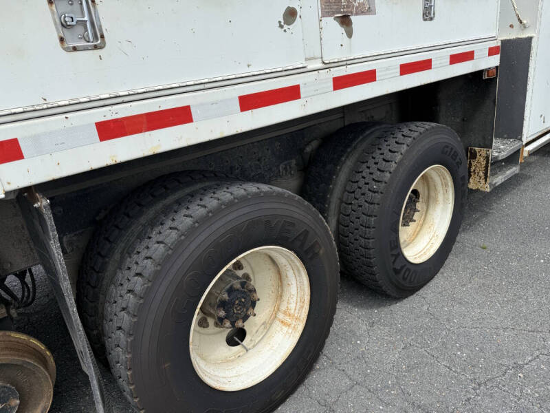 2011 Freightliner M2 106