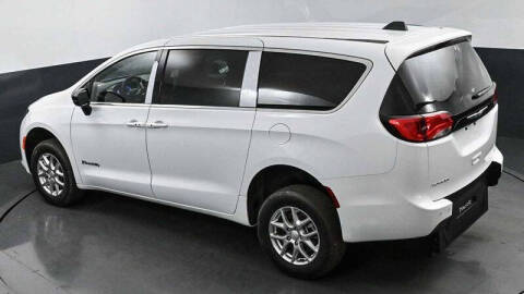 2025 Chrysler Voyager LX