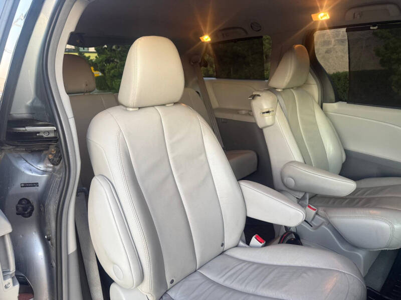2013 Toyota Sienna XLE 8-Passenger