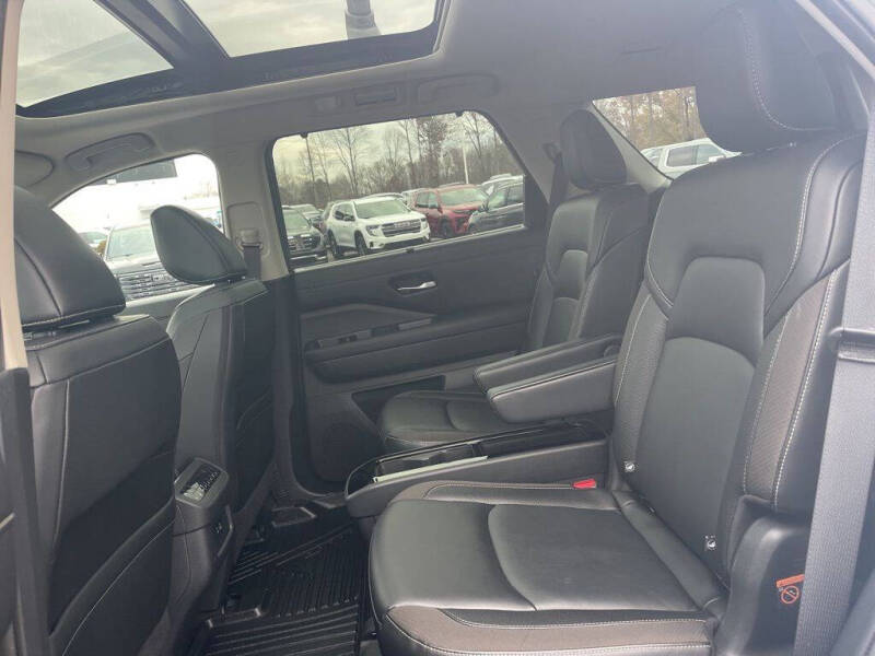 2023 Nissan Pathfinder SL