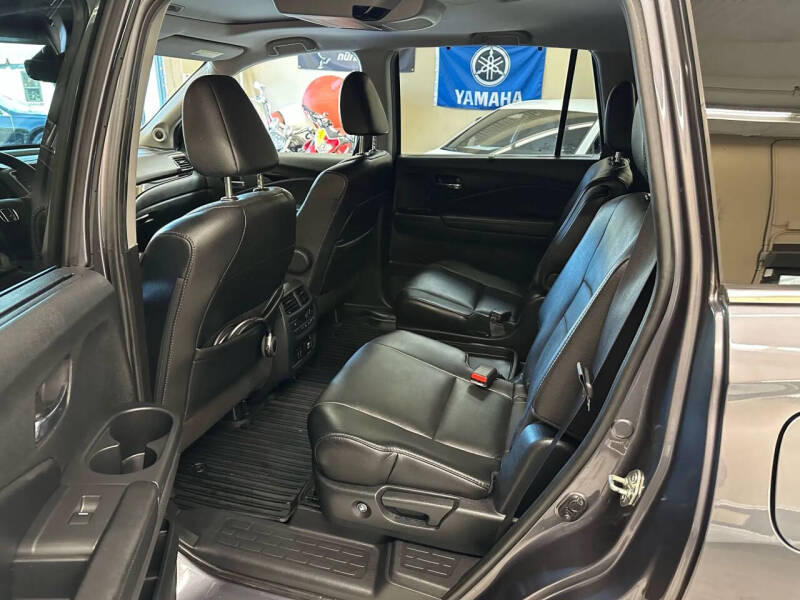 2021 Honda Pilot Touring w/Rear Captain's Chairs