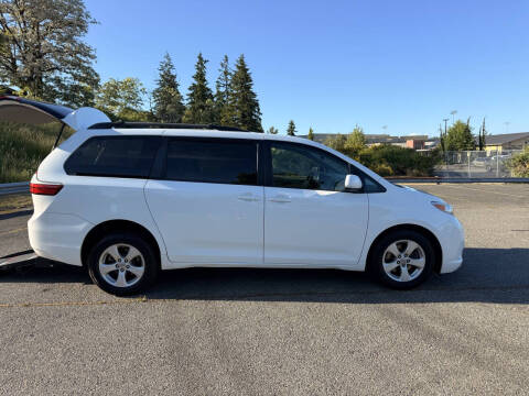 2017 Toyota Sienna LE Mobility 7-Passenger