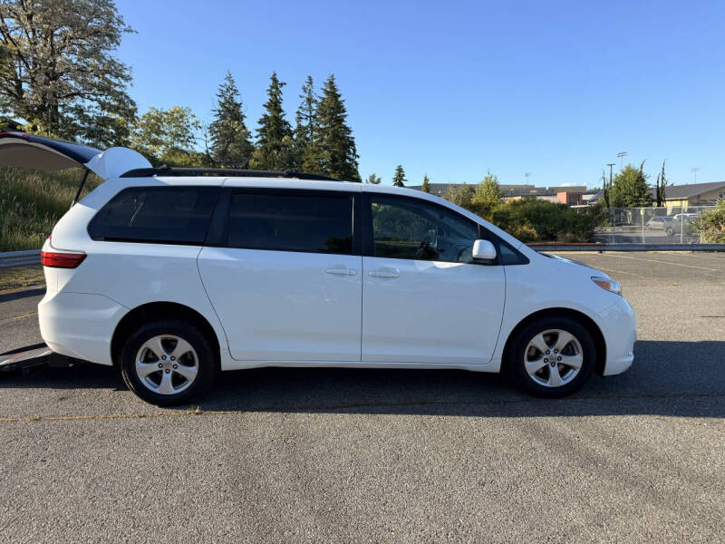 2017 Toyota Sienna LE Mobility 7-Passenger