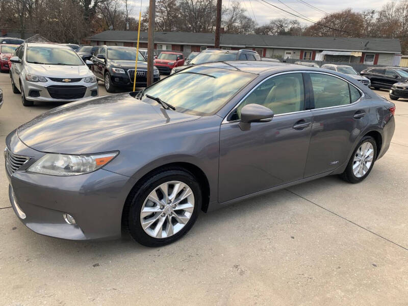 2013 Lexus ES 300h photo 2