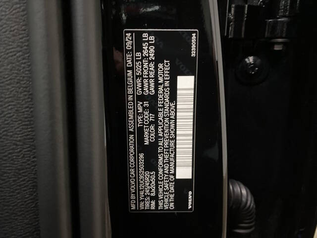 2025 Volvo XC40 B5 Plus Dark Theme