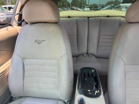 2004 Ford Mustang GT Deluxe