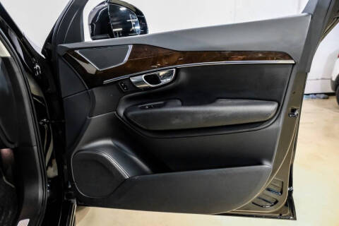 2017 Volvo XC90 T6 Momentum