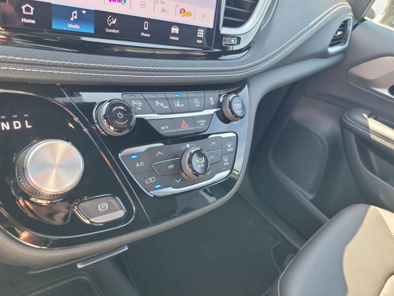 2025 Chrysler Pacifica Select
