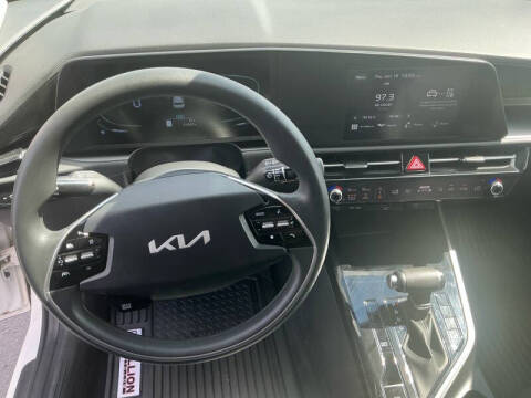 2023 Kia Niro LX