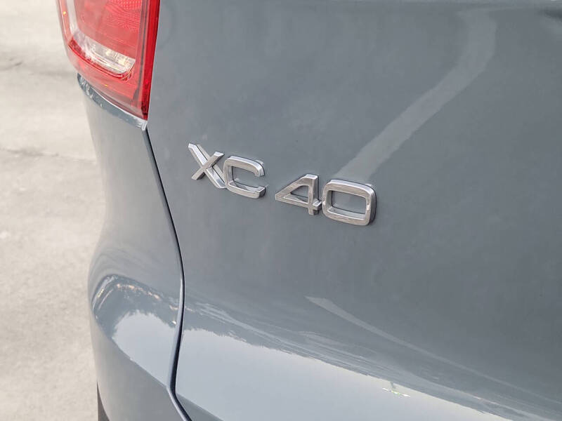 2023 Volvo XC40 B5 Plus Dark Theme