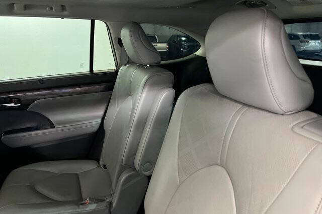 2022 Toyota Highlander Hybrid Platinum