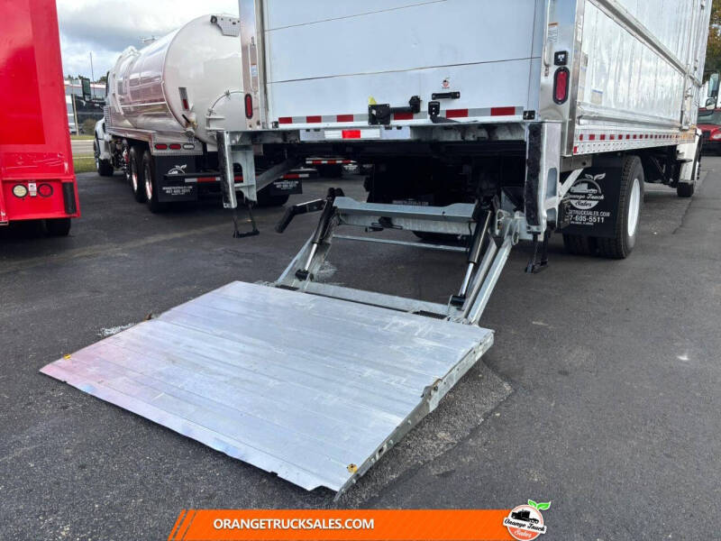 2019 Freightliner M2 106