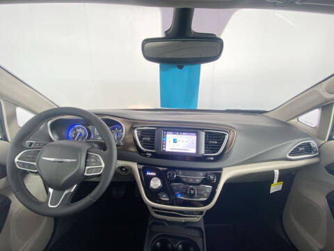 2024 Chrysler Voyager LX