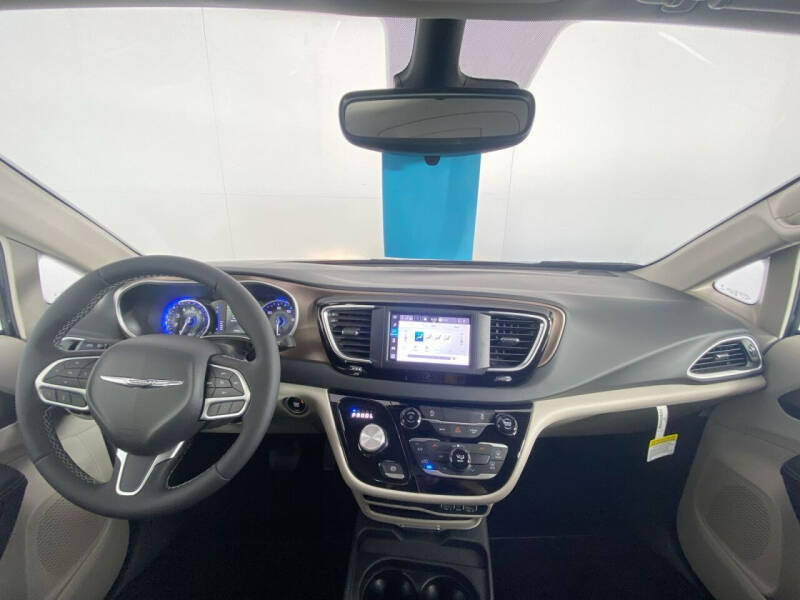 2024 Chrysler Voyager LX