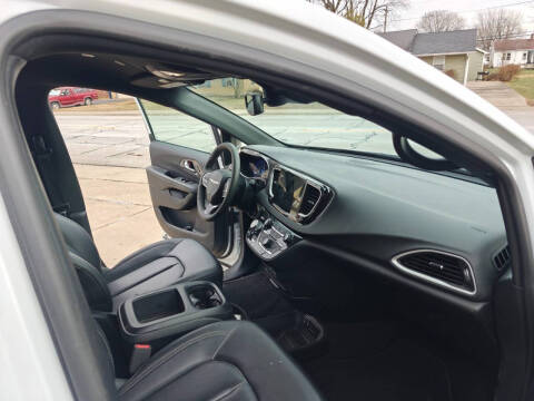 2025 Chrysler Pacifica Select