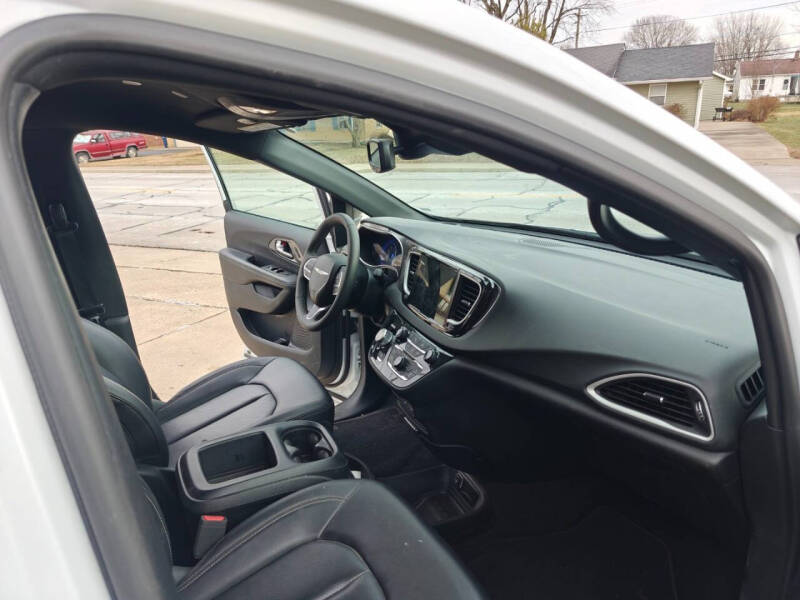 2025 Chrysler Pacifica Select