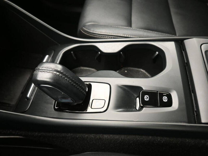 2021 Volvo XC40 T5 Momentum