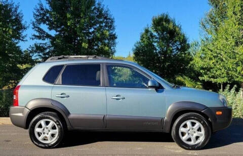 2005 Hyundai Tucson for sale at CLEAR CHOICE AUTOMOTIVE in Milwaukie OR