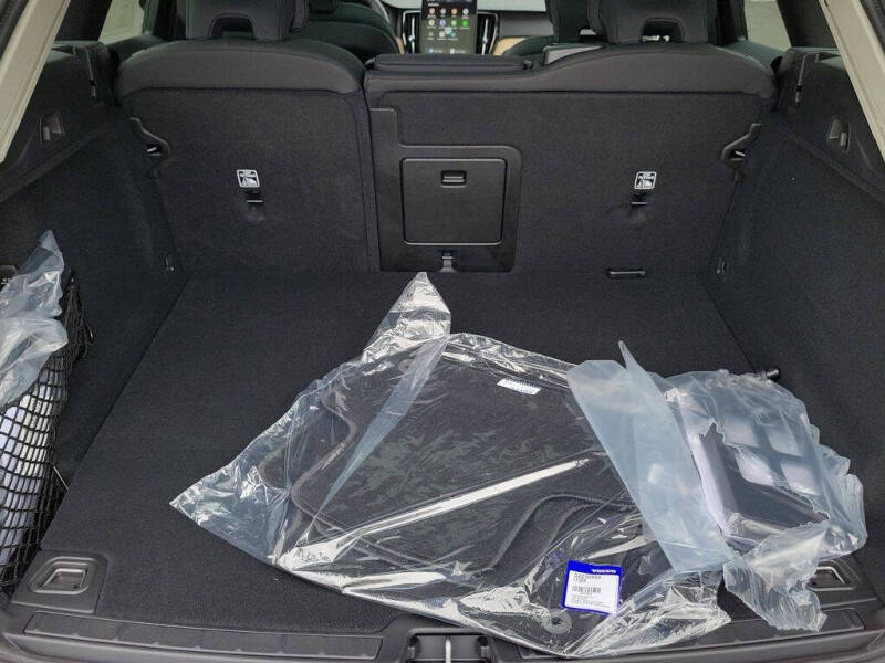 2026 Volvo XC60 T8 Core