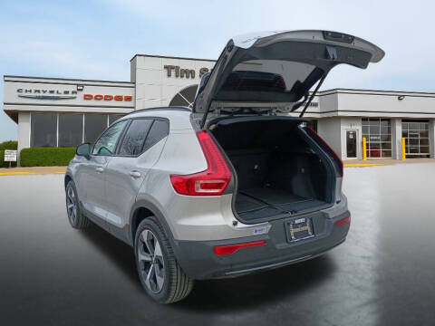 2025 Volvo XC40 B5 Plus Dark Theme