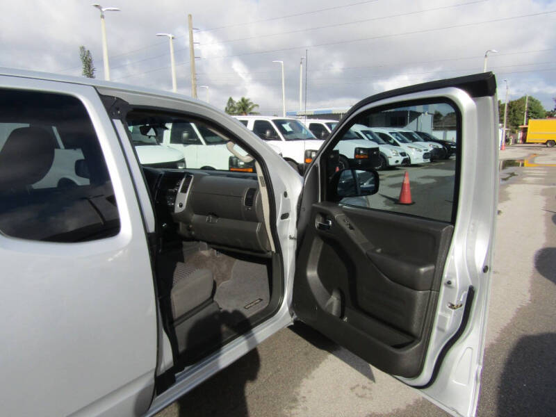 2015 Nissan Frontier SV photo 9