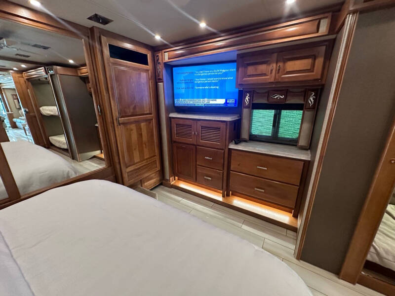 2019 Tiffin Phaeton 40qkh BUNK BEDS, King Bed