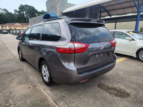 2017 Toyota Sienna LE 8-Passenger