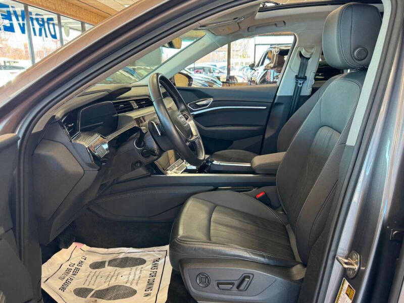 2021 Audi e-tron quattro Premium