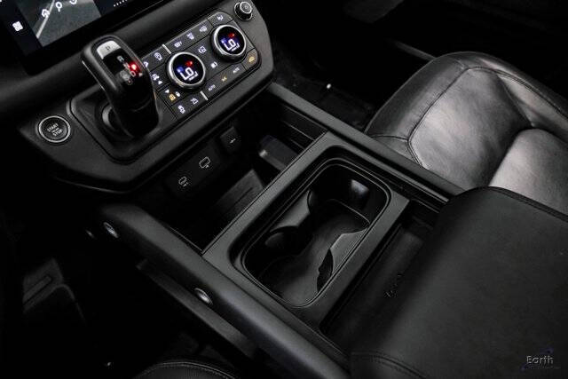 2024 Land Rover Defender 130 P400 X-Dynamic SE