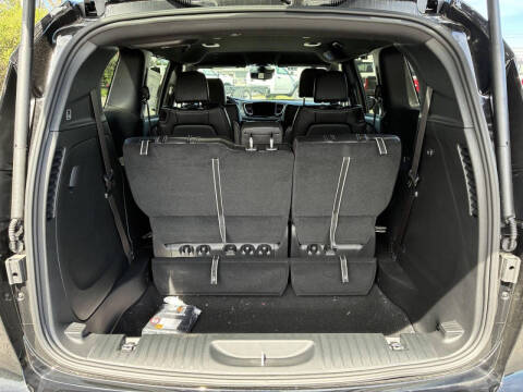 2027 Chrysler Pacifica Select
