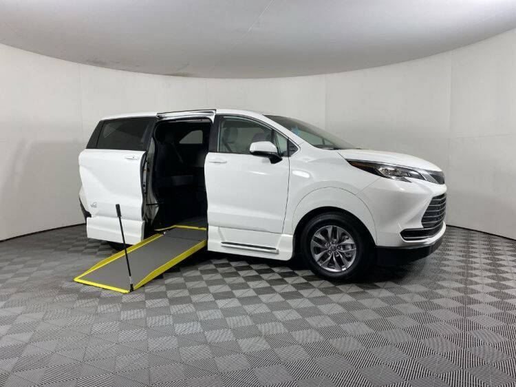 2022 Toyota Sienna LE 8-Passenger